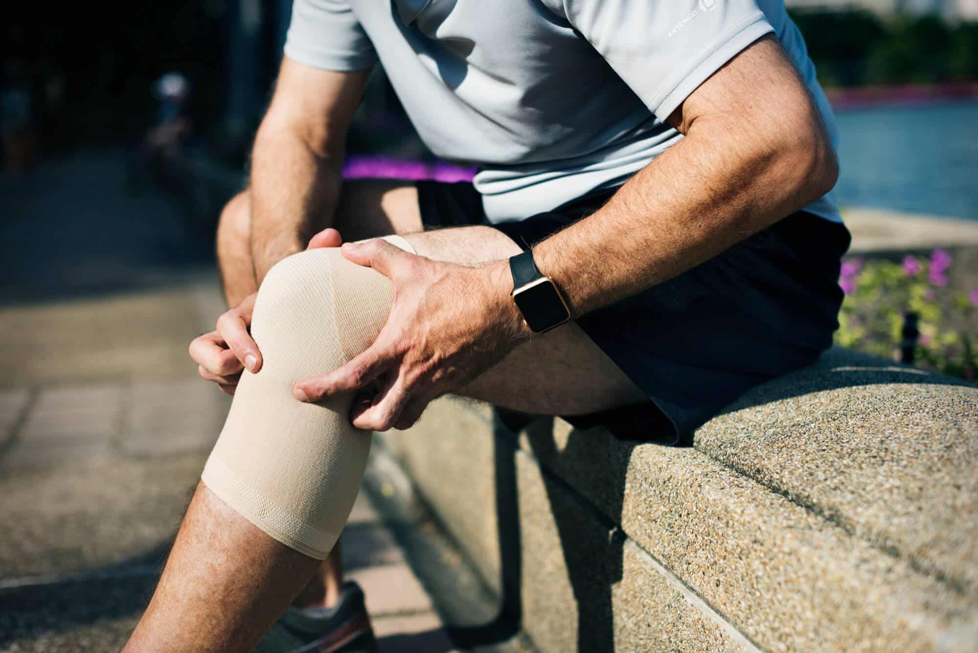 Men having knee pain image